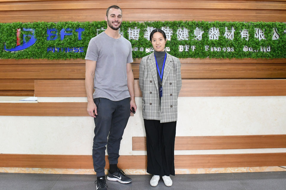 Australian customers come to China to purchase gym equipment