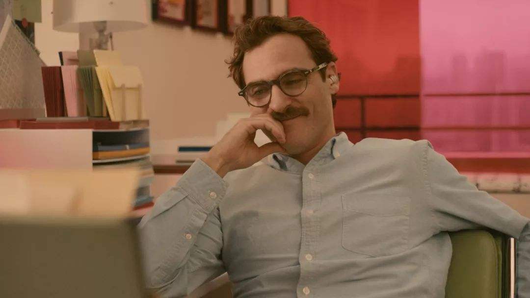 Joaquin Phoenix in the 2013 film 《her》